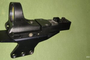 Součástí kolimátoru C-MORE je i boční montáž na pistole CZ75 ORANGE a CZECHMATE